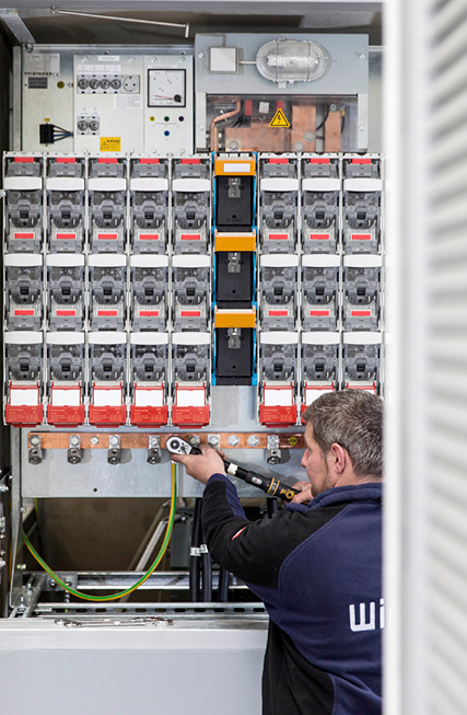 Hochwertige Schalt- und Steuertechnik für den Bau von Trafostationen inklusive